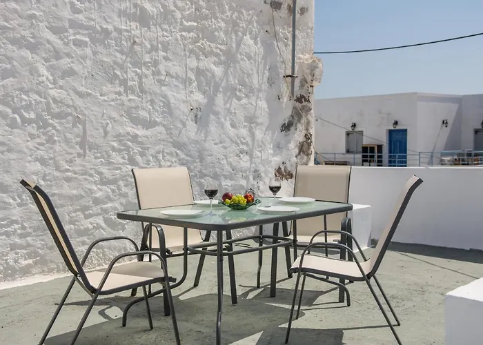 Blue Sky In Feriehus Plaka (Milos)